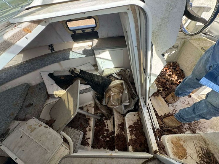 robalo-2240-walkaround-yacht-boat-with-cabin-image-17