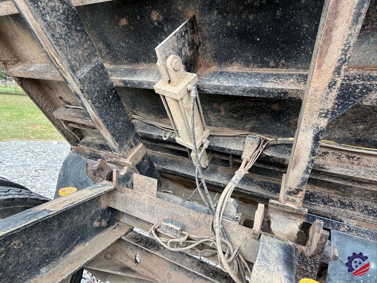 2011-volvo-truck-vhd-tri-axle-dump-truck-image-92