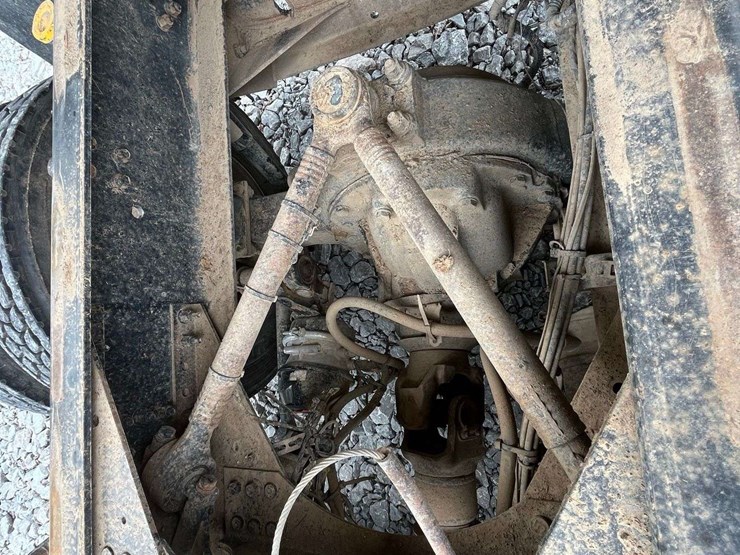 2011-volvo-truck-vhd-tri-axle-dump-truck-image-91