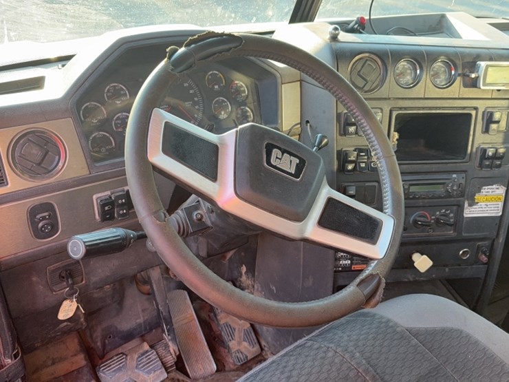 2013-caterpillar-ct660-image-16