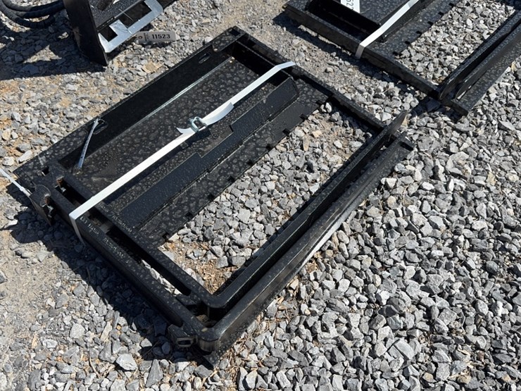 #6066-•-future-30"-dingo-pallet-forks-image-1