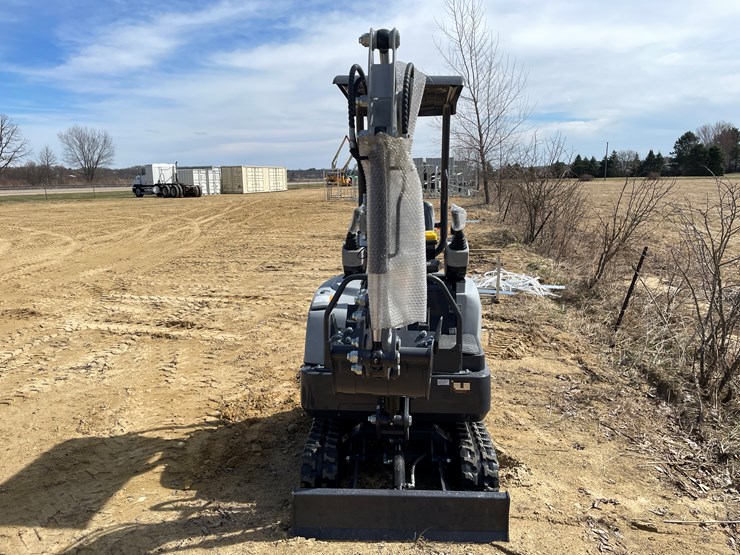 #902-•-new-land-hero-rt15r-mini-excavator-image-2