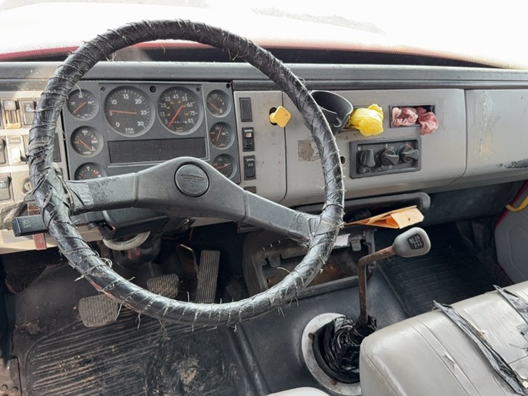 1998-freightliner-fl70-image-19