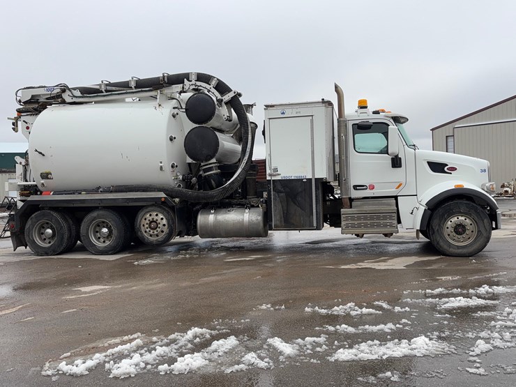 2018-peterbilt-567-hydrovac-truck-image-5