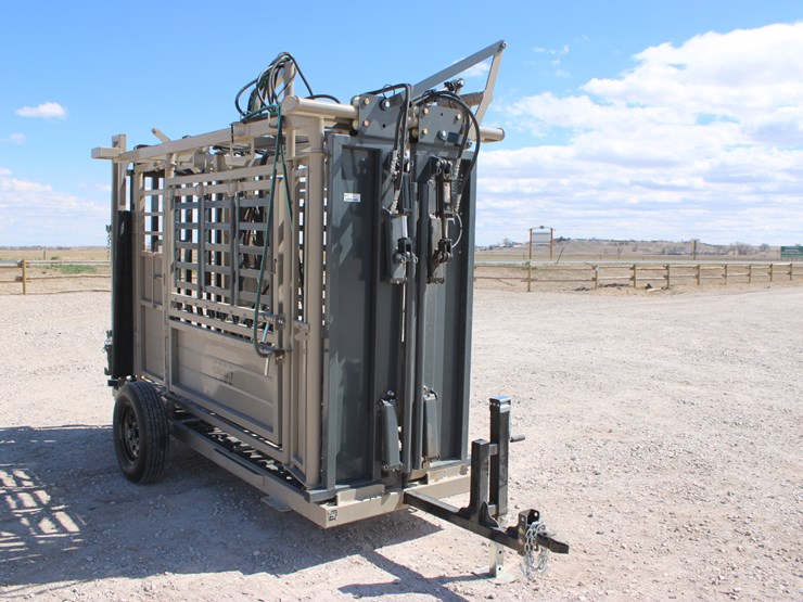 #1085-•-new-circle-t-portable-hydraulic-squeeze-chute-image-37