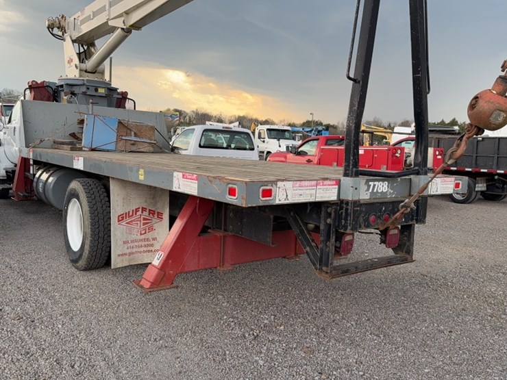 2006-ford-750-image-11