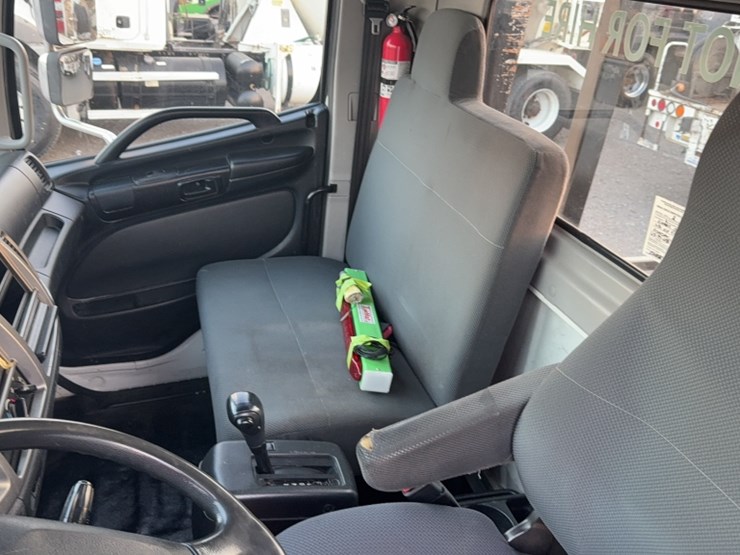 2016-hino-258-image-16