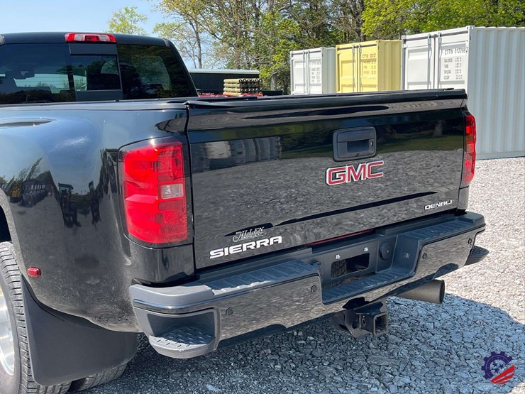 2015-gmc-3500-image-26