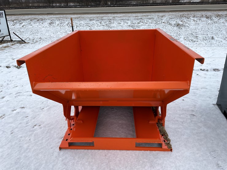 #2000-•-2-yard-self-dumping-hopper-image-2
