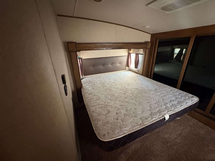 2016-forest-river-sabre-5th-wheel-travel-trailer-image-24