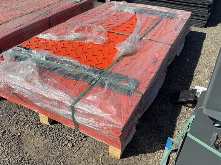 #1051-•-qty-(12)-4'-x-7'-ground-protection-mats-image-3