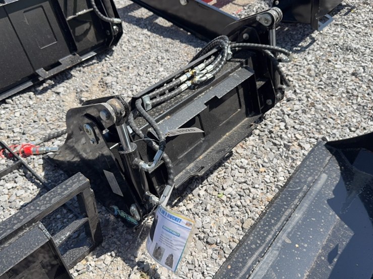 #6072-•-future-40"-dingo-4in1-bucket-image-2