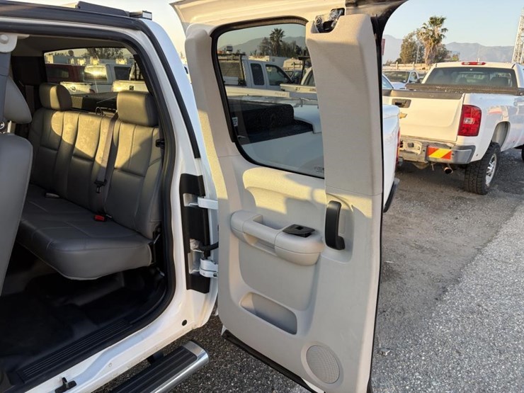 2013-chevrolet-2500-image-17