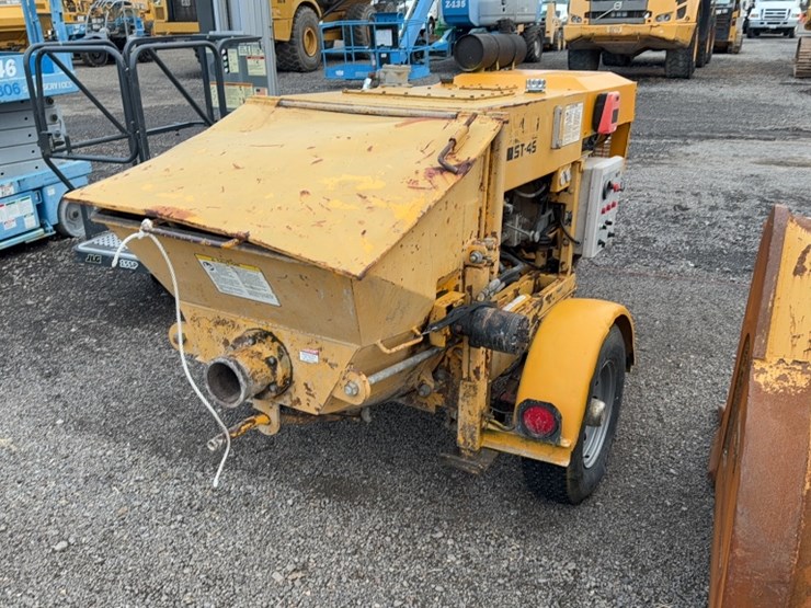 #2098-•-mayco-st45-towable-concrete-pump-image-8