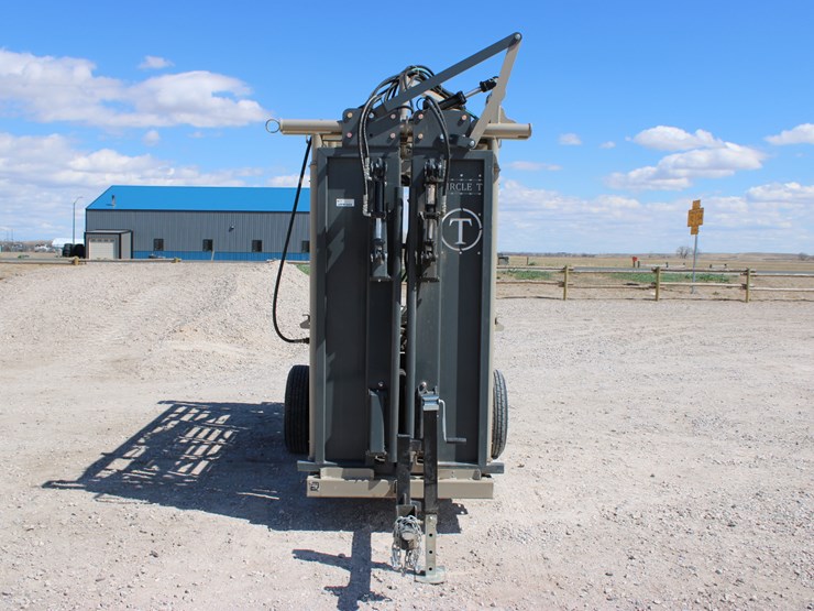 #1085-•-new-circle-t-portable-hydraulic-squeeze-chute-image-8