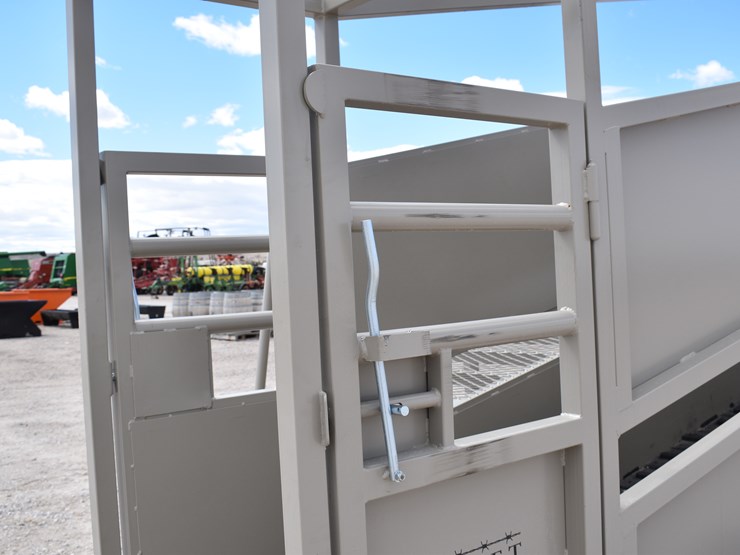 #1084-•-new-circle-t-portable-loading-chute-with-catwalk-image-26