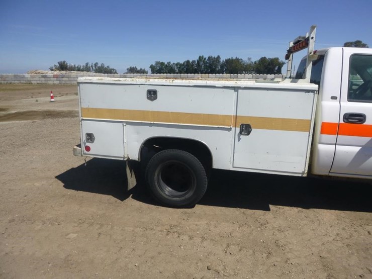 2005-chevrolet-3500-image-17