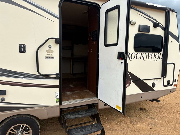 2015-rockwood-2608ws-travel-trailer-image-15