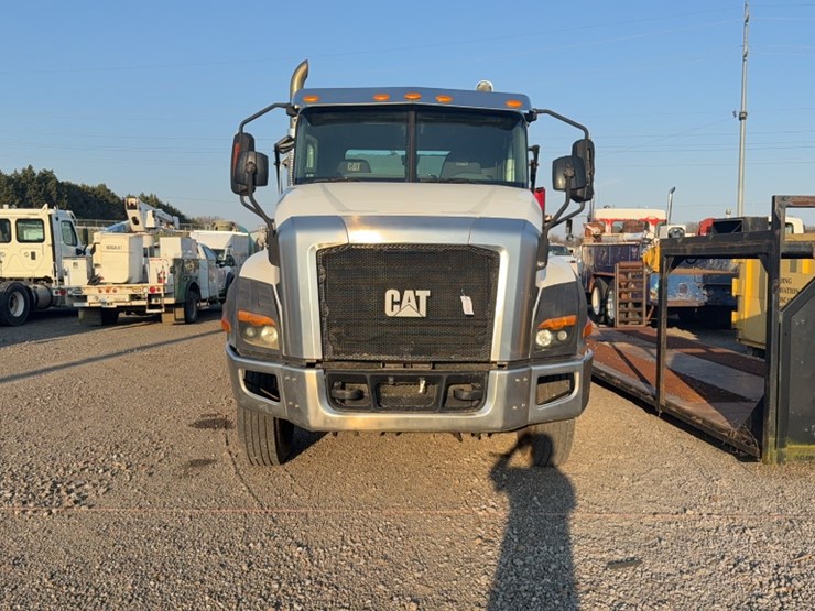 2013-caterpillar-ct660-image-2