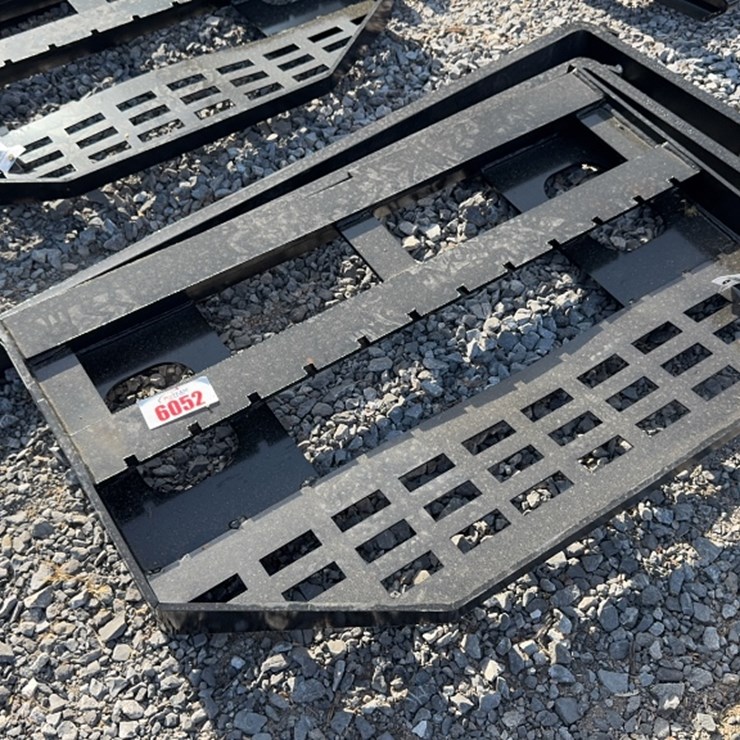 #6052 • FUTURE 48" SKID STEER PALLET FORKS