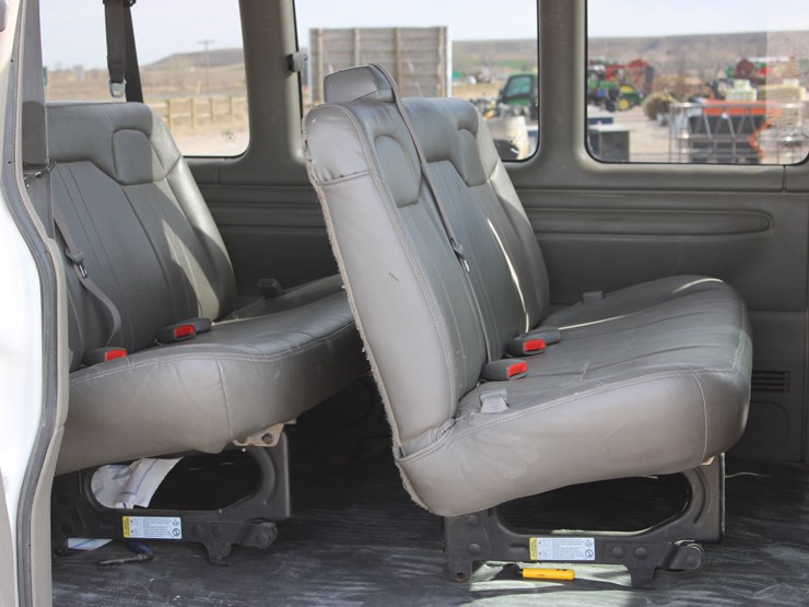 2001-chevrolet-express-3500-image-18