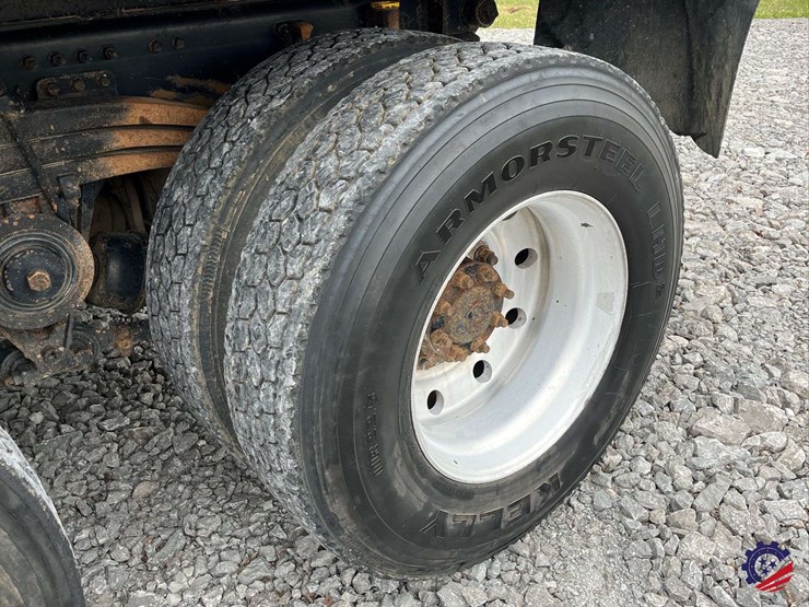 2011-volvo-truck-vhd-tri-axle-dump-truck-image-10