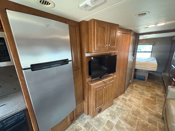 2014-ford-f-53-motorhome-image-20