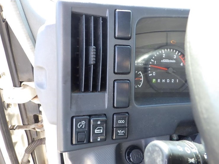 2010-isuzu-npr-image-23