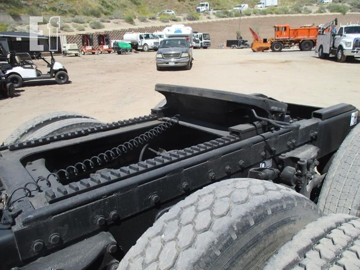 2008-peterbilt-367-image-15