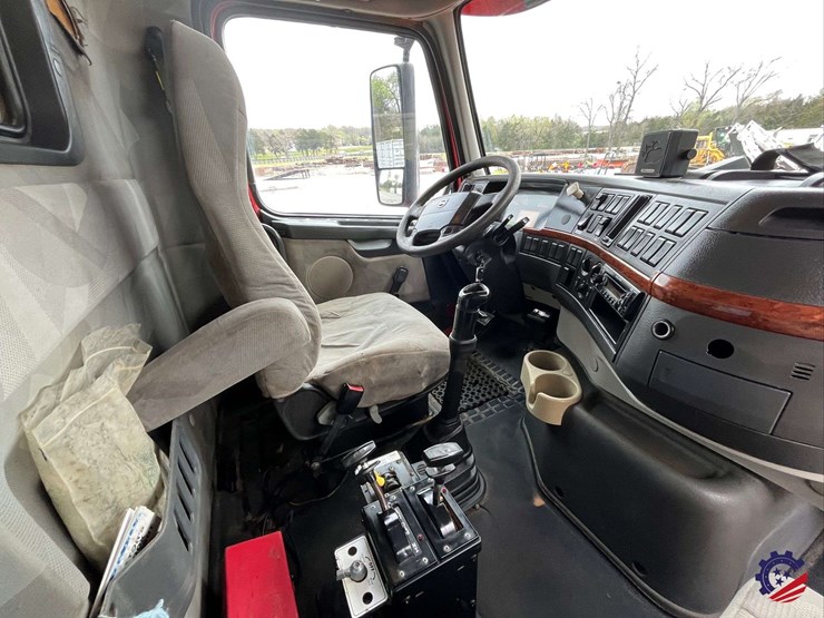 2011-volvo-truck-vhd-tri-axle-dump-truck-image-72