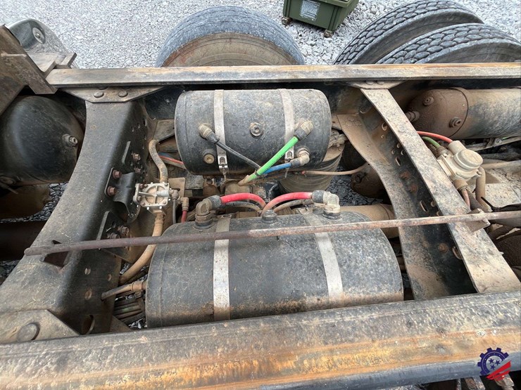 2011-volvo-truck-vhd-tri-axle-dump-truck-image-89