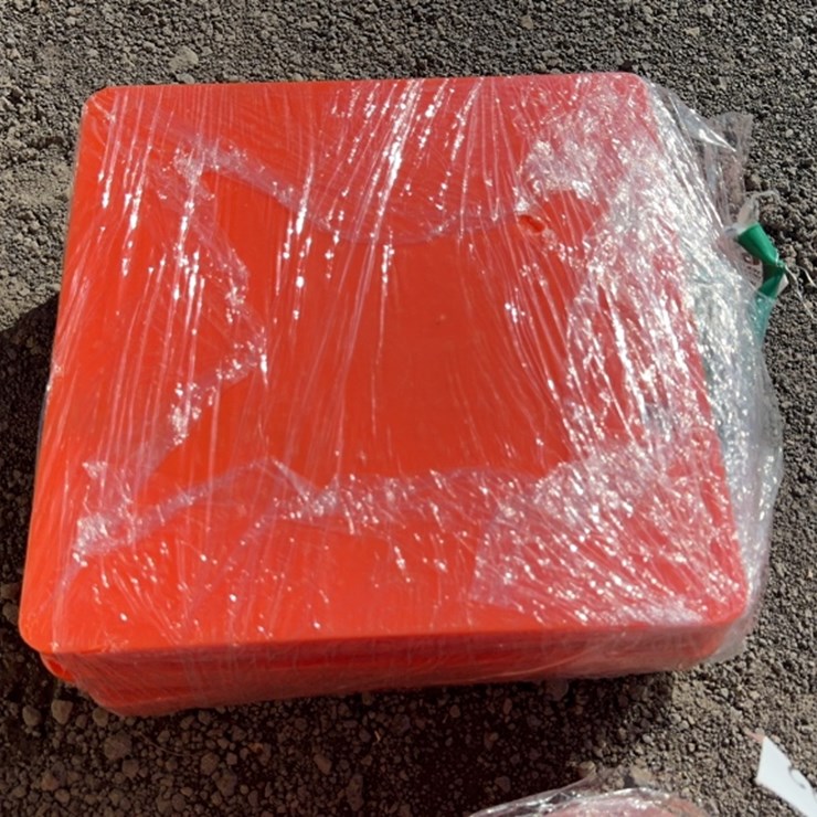 #1083 • QTY(4) 15" X 15" CRANE PADS