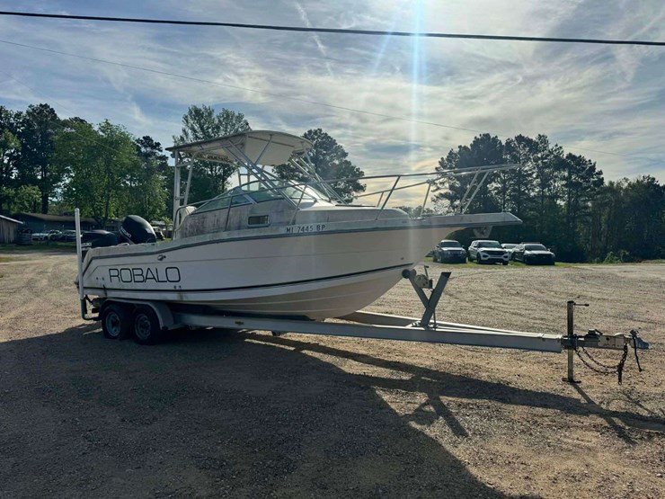 robalo-2240-walkaround-yacht-boat-with-cabin-image-10