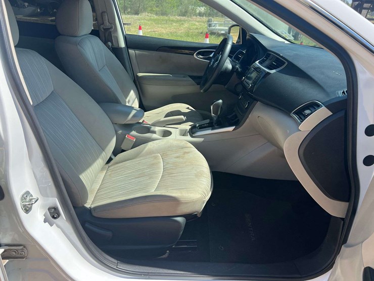 2017-nissan-sentra-sv-4-door-sedan-(169,691-miles)-image-19
