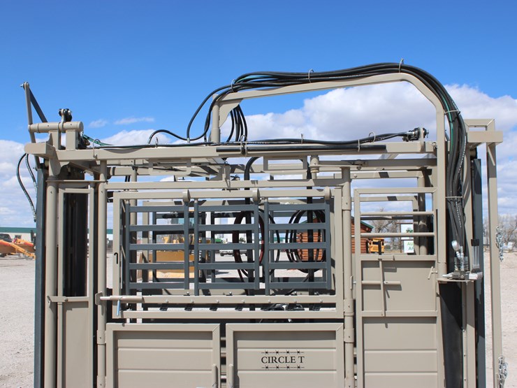 #1085-•-new-circle-t-portable-hydraulic-squeeze-chute-image-13