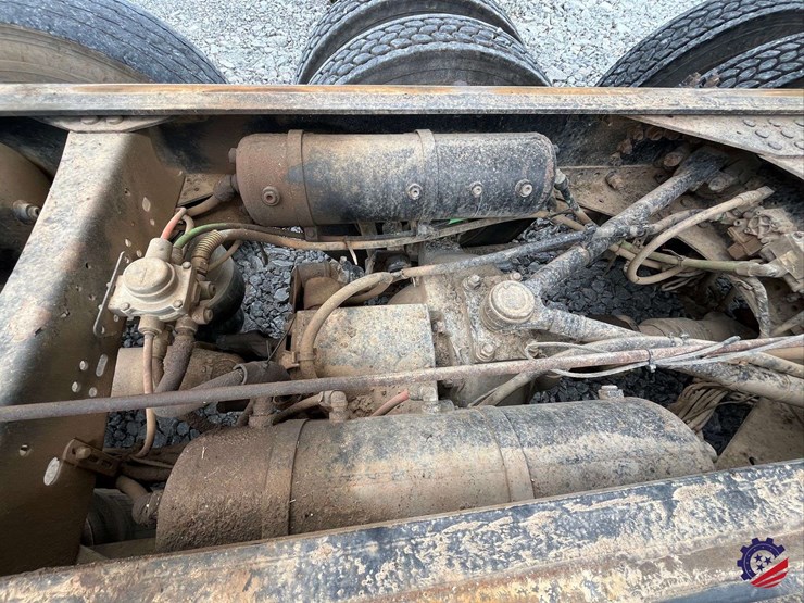 2011-volvo-truck-vhd-tri-axle-dump-truck-image-90