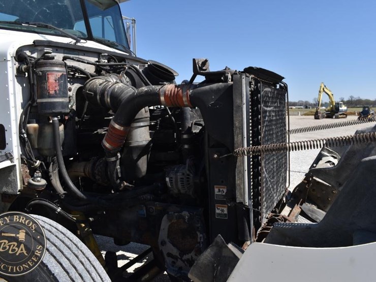 2002-peterbilt-385-image-31