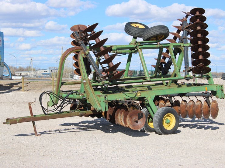 john-deere-235-image-1