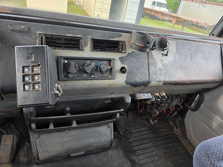 2001-freightliner-fl70-image-17