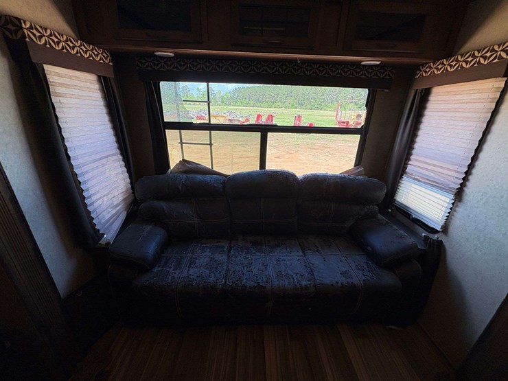 2016-forest-river-sabre-5th-wheel-travel-trailer-image-15