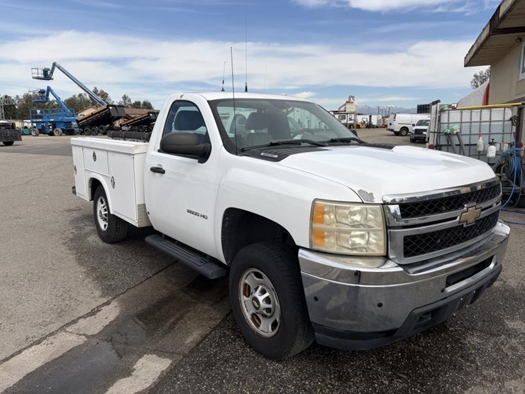 2011-chevrolet-2500-image-2