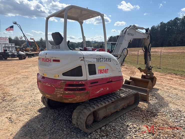 2017-takeuchi-tb240-image-7