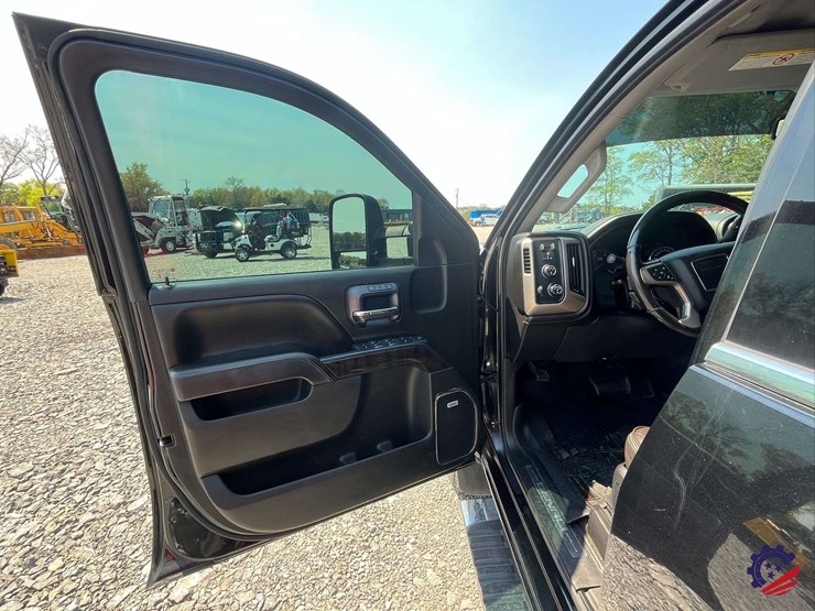 2015-gmc-3500-image-71