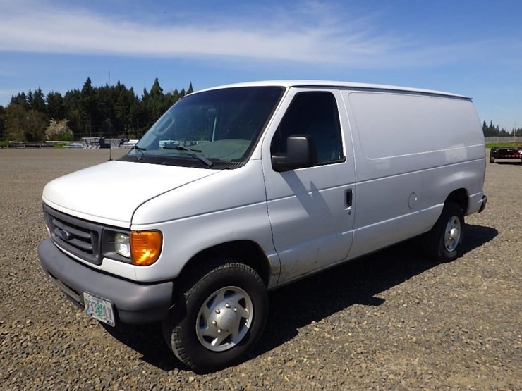 2007-ford-cargo-image-1