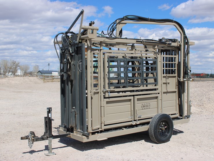 #1085-•-new-circle-t-portable-hydraulic-squeeze-chute-image-39