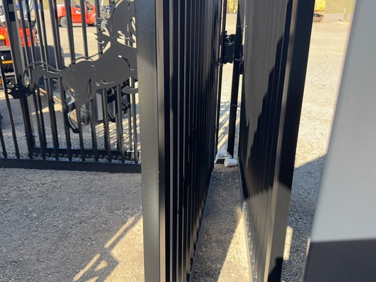 #1087-•-14'-bi-parting-wrought-iron-gate-w/-horse-scene-image-11