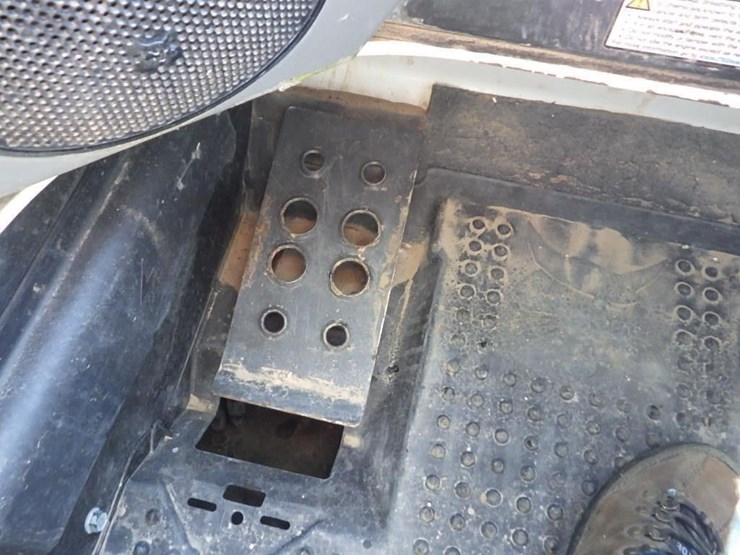 2021-bobcat-t740-image-35