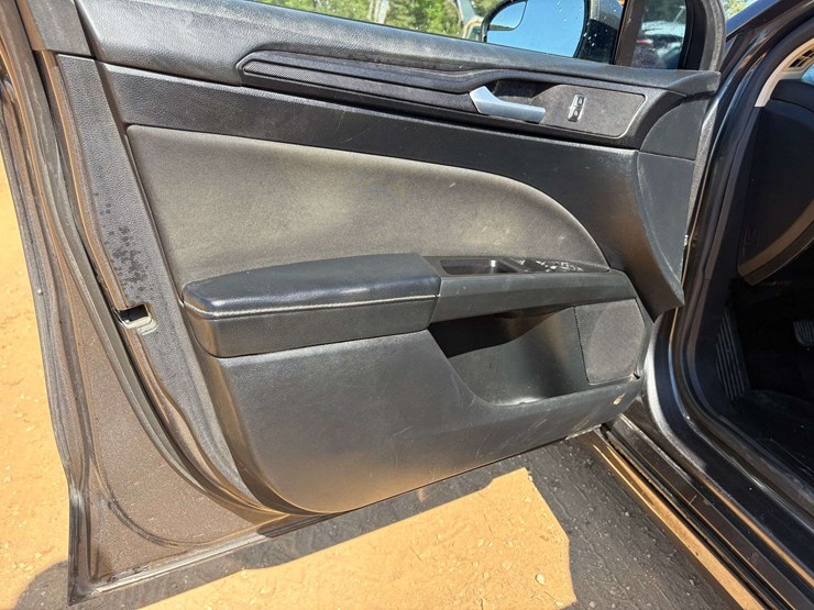 2018-ford-fusion-se-4-door-sedan-(109,948-miles)-image-9