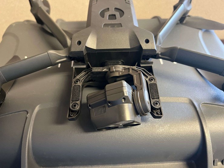 parrot-anafi-usa-foldable-drone-with-4k/thermal-camera-image-12