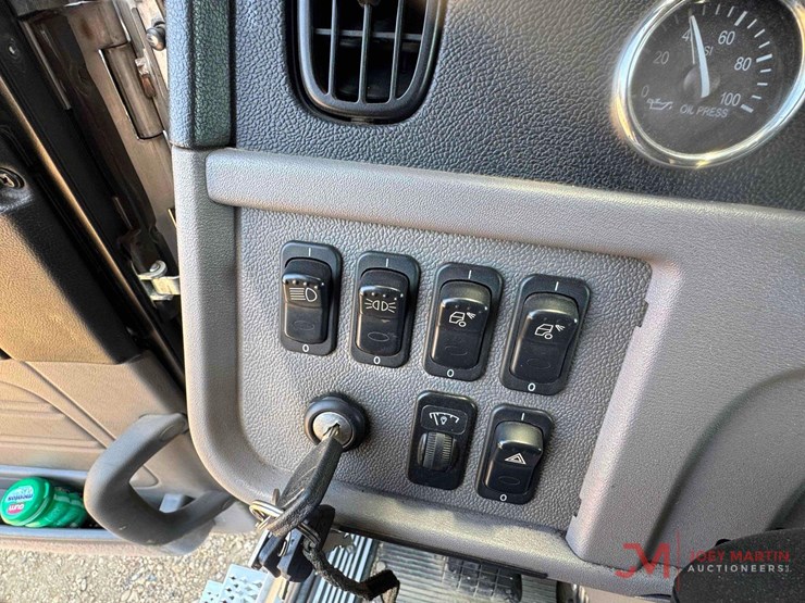 2015-peterbilt-389-image-35